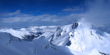 SONY DSC      A beautiful landscape, from the top of the Hinter-tux glacier in Mayrhofen, Austria, Alpes, at the height of 3250 metres. White sunny mountain slopes and blue sky              の写真素材