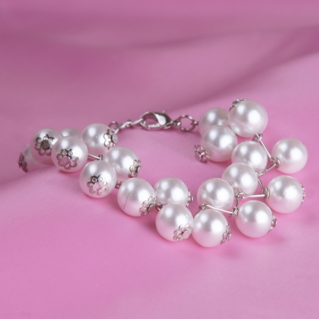 pearl bracelet on pink silk backgroundの写真素材