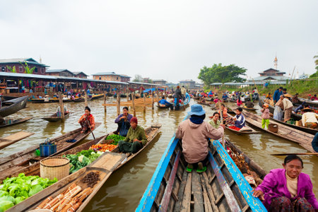 Inle Lake, Myanmar - January 04, 2007: Burmese native people sell vegetables, fruits, and craft on traditional floating morning market at stilt houses village near Nyaungshwe Township on Inle lake.のeditorial素材