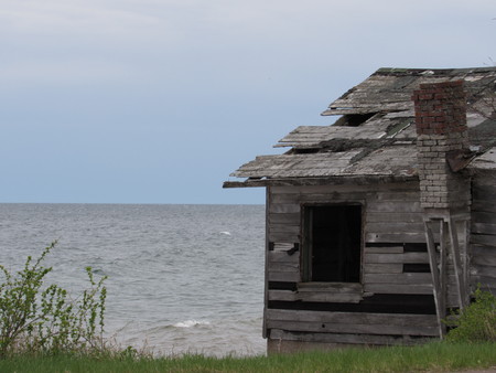Empty house on the lakeの写真素材