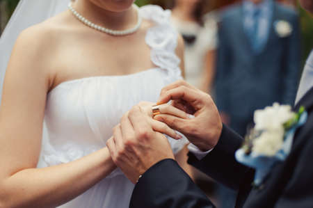 Putting on rings. The bride and groom dress rings