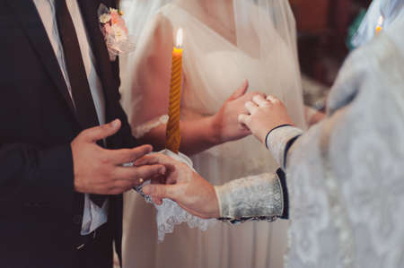 Putting on rings. The bride and groom dress rings