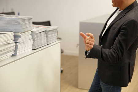 Businessman's hand showing small sizeの写真素材