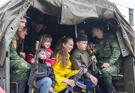 Donetsk - May, 9, 2015: Soldiers parade participants and residents of the city are photographed togetherのeditorial素材