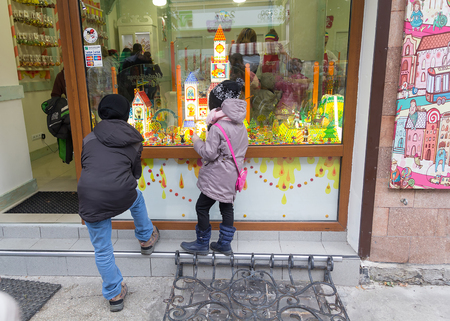 Ivano-Frankivsk, Ukraine - October 17, 2015: Children are considering a shop window-shop for the production of caramelのeditorial素材