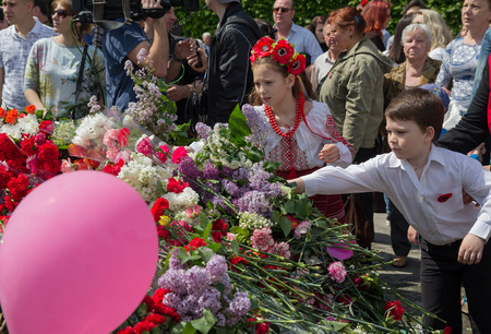 Kiev, Ukraine - May 09, 2015: Children laid flowers at the monument to fallen soldiers Second World Warのeditorial素材