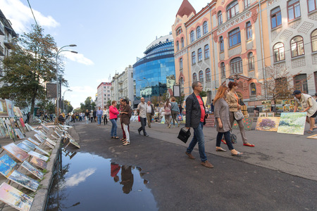 Kiev, Ukraine - August 24, 2016: Artists exhibit paintings for sale on the street Vladimirのeditorial素材