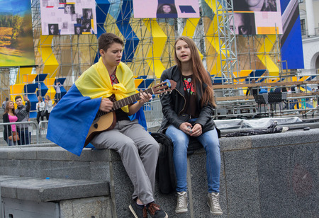 Kiev, Ukraine -  August 24, 2016: Boy and girl sing patriotic songs at the Independence Square in Independence Dayのeditorial素材