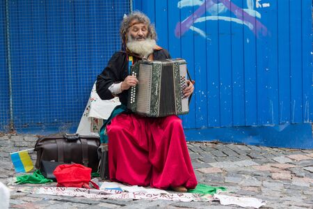 Kiev, Ukraine - August 24, 2016: Street musician playing the accordion on the street St. Andrew's Descentのeditorial素材
