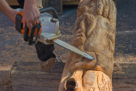 Master's hands with the saw plant sculpture from a tree. Artの写真素材