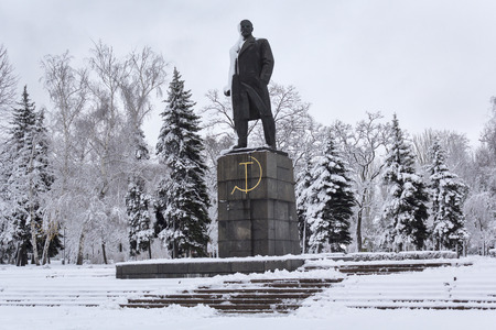 Monument to the communist leader Lenin in a snow-capped city. Makeevka, Ukraineのeditorial素材