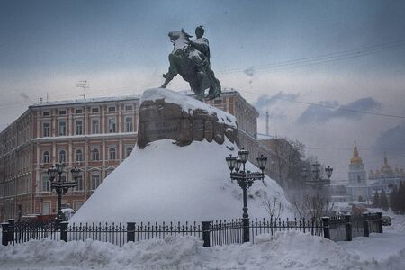 View of the snow-covered monument to Hetman Bogdan Khmelnitsky on Sofia Square in Kiev, Ukraineの写真素材