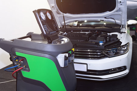 Cars at service stations, and equipment for servicing automobile air conditioning. Car serviceの写真素材