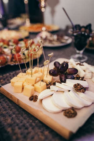 A cutting board with a cake on a tableの写真素材