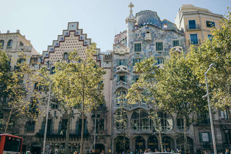 A group of people in front of Casa BatllÃ³の写真素材