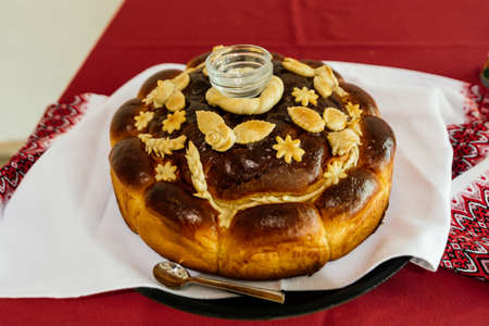 Wedding loaf with salt on white embroidered towel
の写真素材