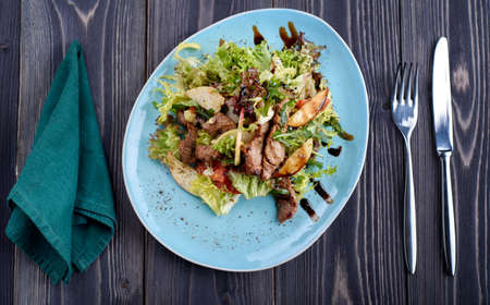 Veal medallions salad with apple, pear and cheese