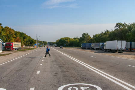 Turn from the Russian side on the Russian-Ukrainian border. Border crossing Hoptivka (between Kharkov and Belgorod). September 2009のeditorial素材