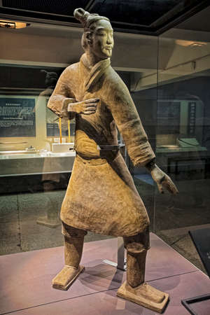 The famous Standing Archer unearthed in Pit 2 of the Terracotta Army.  Xian, Shaanxi province, Chinaのeditorial素材