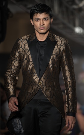 CHENNAI - JULY 21: A model walks on the ramp during the Chennai International Fashion Week runway on Jul 21, 2012 in Chennai , India.のeditorial素材