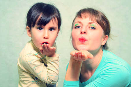 play makeup. Mom and daughter.の写真素材