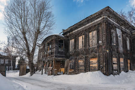 Tomsk, Russia - March 12, 2021. Wooden residential building on the street of the old district of Tomskのeditorial素材