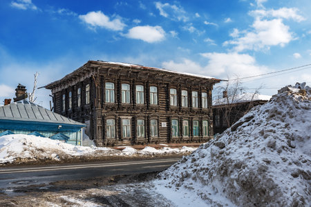 Tomsk, Russia - March 12, 2021. Wooden residential buildings on the street of the old district of Tomskのeditorial素材