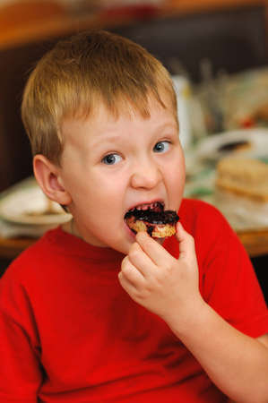 kid eating tasty bread with bilberry jamの写真素材