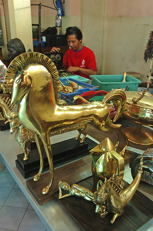 Brass handicrafts in the Kotagede, Yogyakarta, Indonesia. Photo taken Joly 21 th, 2007.のeditorial素材
