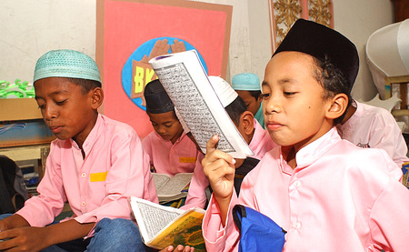 Muslim childrens Surabaya, East Java, Indonesia is learning to read the Quran. Photo taken on November 7th, 2003のeditorial素材