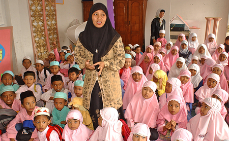 Muslim childrens Surabaya, East Java, Indonesia is learning to read the Quran. Photo taken on November 7th, 2003のeditorial素材