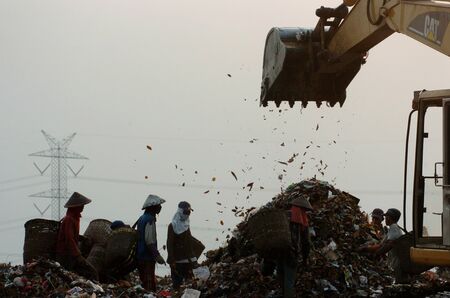 Search trash in landfills Benowo, Surabaya, Indonesia. Photo taken on: July 20th, 2006のeditorial素材