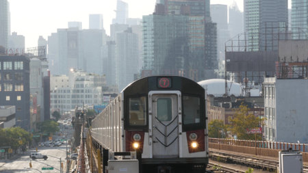 New York City, United States, 2 Sept 2023 Subway station. Metro train public transportation platform. Elevated outdoor railway, Queens passenger railroad traffic, Manhattan skyline, Lowery Long Islandのeditorial素材