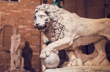 Statue of a lion at the Loggia dei Lanzi in Piazza della Signoria in Florence at night, Tuscany in Italy. On the background of the statue Hercules and Cacusのeditorial素材