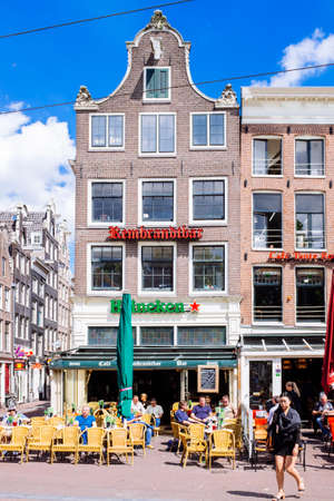 June 2016: Amsterdam, Netherlands.  tourists on a beautiful June day in Rembrandtplein in Amsterdamのeditorial素材
