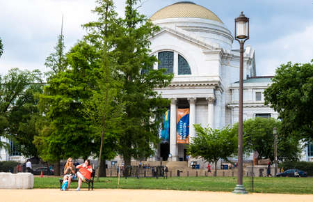 Turists eat in the Washington Mallのeditorial素材