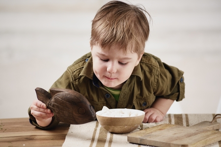 Little boy plays at a tableの写真素材