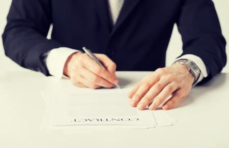 picture of man hands signing contractの写真素材