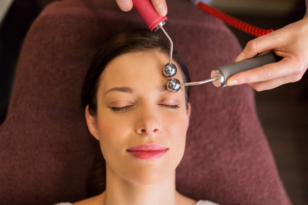 woman having hydradermie facial treatment in spaの写真素材