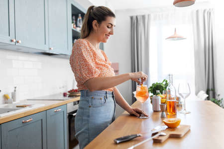 woman making cocktail drinks at home kitchenの写真素材