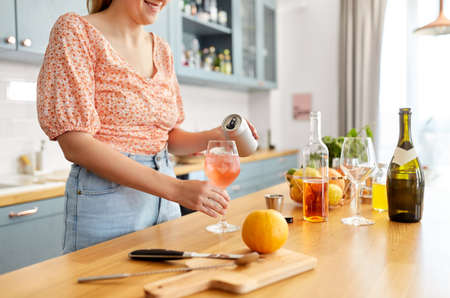 woman making cocktail drinks at home kitchenの写真素材