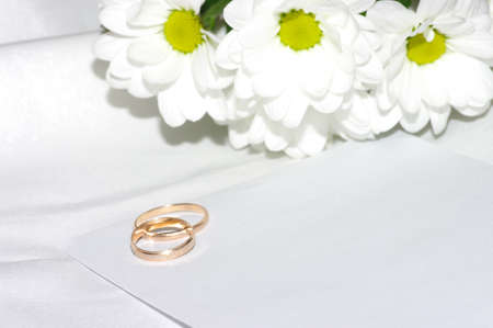 wedding rings with white flowers.の写真素材