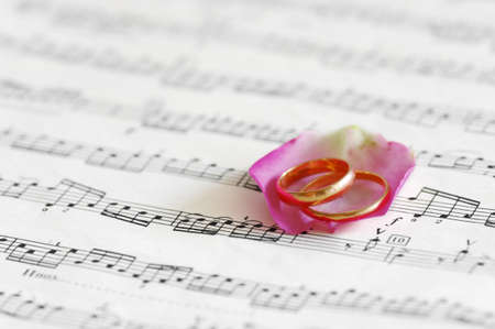 rose and wedding bands on noteの写真素材