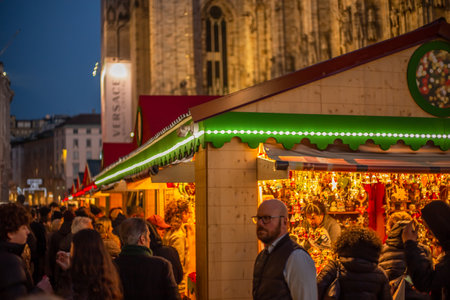 Milano, Italia 20.12.2023 Christmas market in Piazza Duomo in Milan. Evening Milan during the Christmas holidaysのeditorial素材