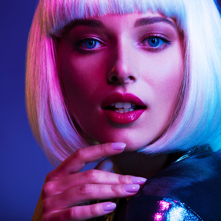 Glamour fashion girl. Beauty face with bright makeup. Young beautiful woman in a white wig, bob hairstyle. Close up art portrait  of  an young attractive woman with vivid colors. Stylish blonde.の写真素材