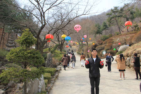 WAUJEONGSA TEMPLE,SUWON,KOREA-APRIL 06 :The unidentified tourists are travelling and Temple to see the beauty of the economic treatment of the large and worship God. on april 06, 2011 at waujeongsa temple, suwon, Korea. のeditorial素材