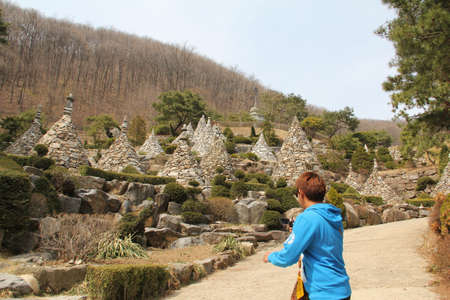WAUJEONGSA TEMPLE,SUWON,KOREA-APRIL 06:The unidentified tourists are travelling and Temple to see the beauty of the economic treatment of the large and worship God. on april 06, 2011 at waujeongsa temple, suwon, Korea. のeditorial素材