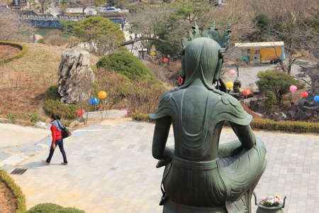WAUJEONGSA TEMPLE,SUWON,KOREA-APRIL 07:The unidentified tourists are travelling and Temple to see the beauty of the economic treatment of the large and worship God. on april 07, 2011 at waujeongsa temple, suwon, Korea. のeditorial素材