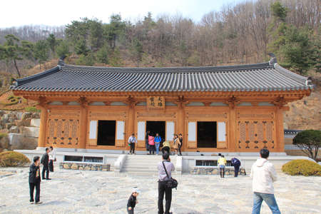 WAUJEONGSA TEMPLE,SUWON,KOREA-APRIL 07:The unidentified tourists are travelling and Temple to see the beauty of the economic treatment of the large and worship God. on april 07, 2011 at waujeongsa temple, suwon, Korea. のeditorial素材