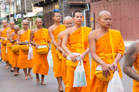 SAKONNAKHON , THAILAND - October 30:unidentified people give food offerings to Buddhist monks on October 30, 2012 in Sakonnakhon, Thailand. Thai traditional, people will make merit making by give food to monkのeditorial素材